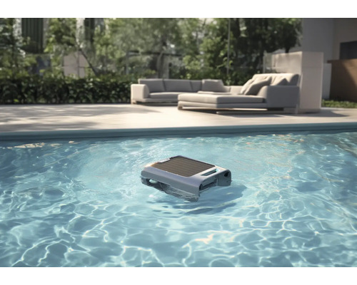 Solarbetriebener Poolreiniger im Wasser
