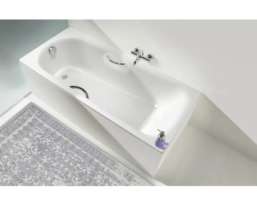 Rechteckige Badewanne mit Armatur und Haltegriff in einem hellen Badezimmer