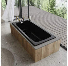 Schwarze Badewanne mit Holzverkleidung in einem modernen Badezimmer.