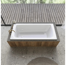 Eingebaute Badewanne im modernen Badezimmer mit Fliesenboden und Holzwandverkleidung