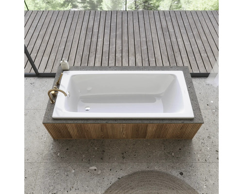 Eingebaute Badewanne im modernen Badezimmer mit Fliesenboden und Holzwandverkleidung