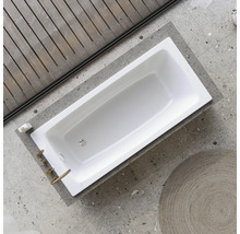 Rechteckige Badewanne in einem Badezimmer mit Holzwand und Fliesenboden