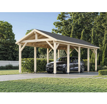 Holzcarport mit einem Auto im Hof