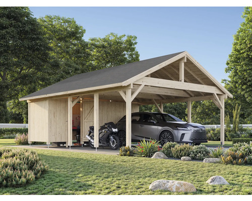 Carport aus Holz mit Auto und Motorrad im Garten.
