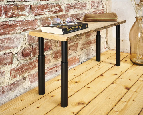 Kleiner Tisch mit Holzplatte und schwarzen Beinen, Buch, Brille und Mäppchen darauf
