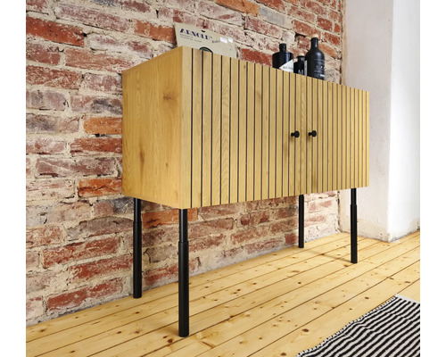 Sideboard aus Holz mit Türen und Metallfüßen vor Ziegelwand