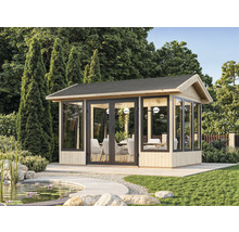 Gartenhaus mit Glasschiebetüren und Esstisch im Garten