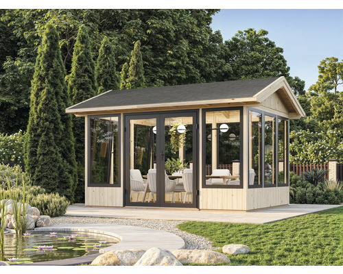 Gartenhaus mit Glasschiebetüren und Esstisch im Garten