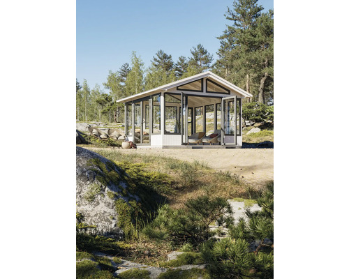 Gartenhaus mit Glaswänden und Terrassenmöbeln in natürlicher Umgebung