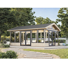 Gartenhaus mit Glasschiebetüren und Flachdach auf einer Terrasse mit Garten