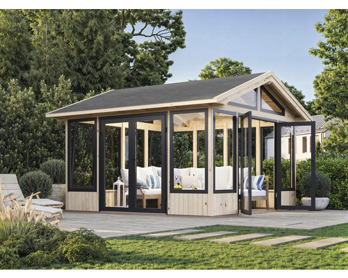 Modernes Gartenhaus mit Glasfronten, Sitzgelegenheiten und umliegender Grünanlage.