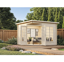 Gartenhaus mit offenstehenden Doppeltüren, Holzterrasse und Gartenmöbeln