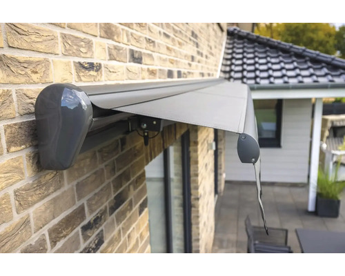 Ausgefahrene Gelenkarmmarkise am Haus