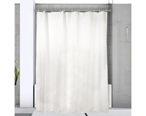 Badezimmer Szene mit einem weißen Duschvorhang an einer silbernen Stange