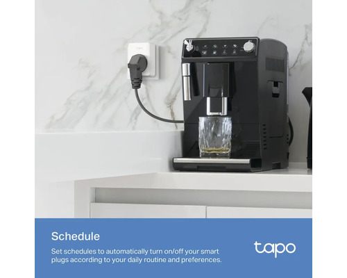 Szene mit einer Kaffeemaschine, die an eine smarte Steckdose angeschlossen ist, um einen Zeitplan für die automatische Steuerung zu demonstrieren