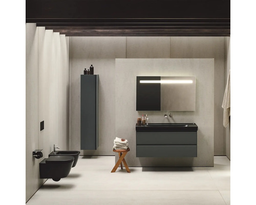 Modernes Badezimmer mit Waschtisch, Spiegel, Toilette, Bidet und Schrank