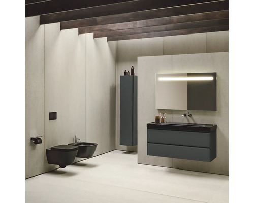 Modernes Badezimmer mit Waschtisch, Spiegel, Bidet und Toilette an der Wand