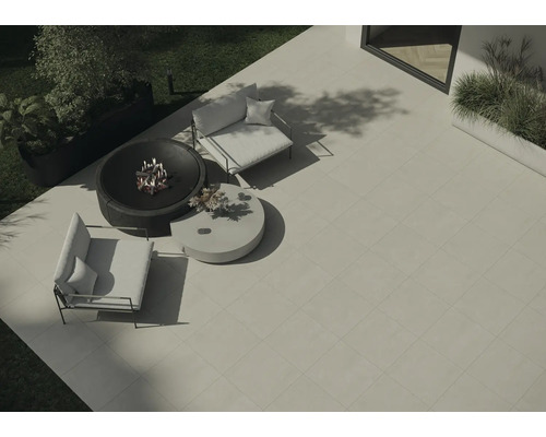 Draufsicht einer Gartenszene mit quadratischen Terrassenplatten, Feuerstelle, zwei Sesseln und einem runden Tisch