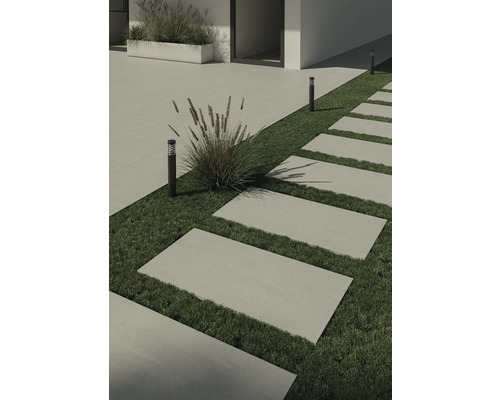 Gartenweg mit Betonplatten auf Rasen und Außenleuchten