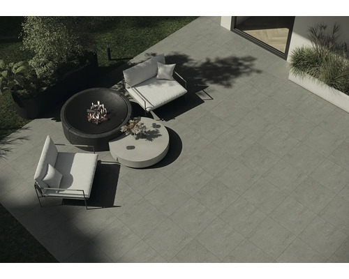 Terrasse mit Terrassenplatten, Feuerstelle, Sesseln und Tisch