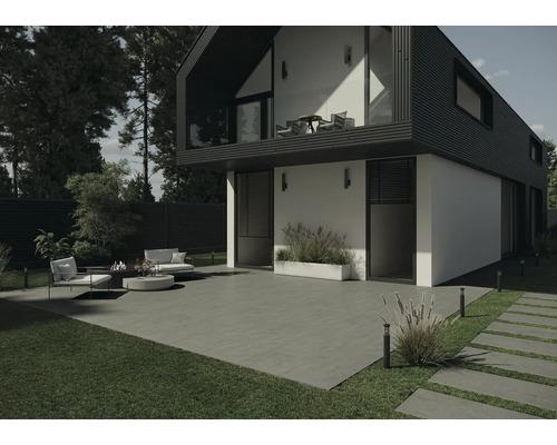 Modernes Haus mit Terrasse, Gartenmöbeln und Rasenflächen