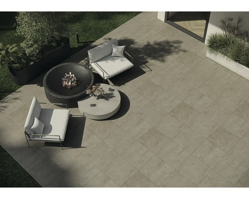 Terrasse mit Feuerstelle, Sitzecke und Pflanzenkübeln