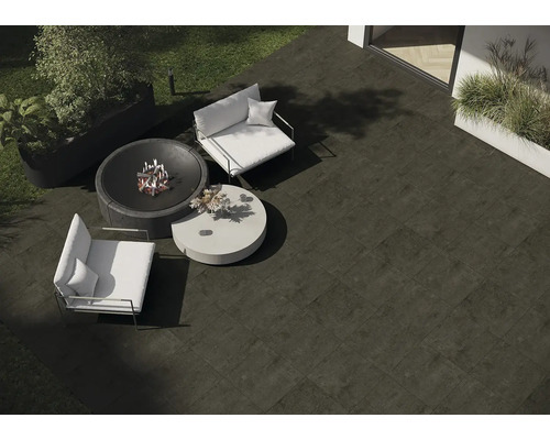 Terrasse mit Bodenfliesen, Feuerstelle und Sitzgelegenheiten im Freien