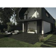 Außenansicht eines modernen Hauses mit Terrasse, Gartenmöbeln und Rasenfläche