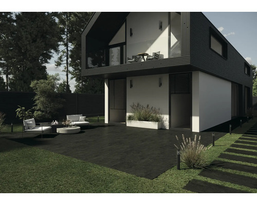 Außenansicht eines modernen Hauses mit Terrasse, Gartenmöbeln und Rasenfläche