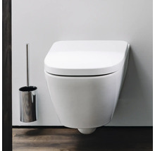 Wandhängendes WC mit Toilettenbürstengarnitur im Badezimmer.