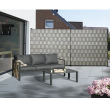 Terrasse mit Sofa, Tisch und Sichtschutzzaun für den Außenbereich