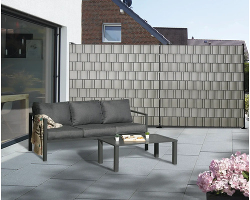 Terrasse mit Sofa, Tisch und Sichtschutzzaun für den Außenbereich