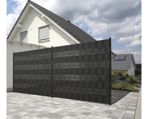 Dekorativer Sichtschutzzaun aus Kunststoff vor Wohnhäusern