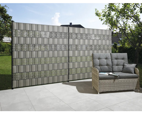 Sichtschutzzaun aus Kunststoff mit dekorativen Mustern neben einem Gartensofa