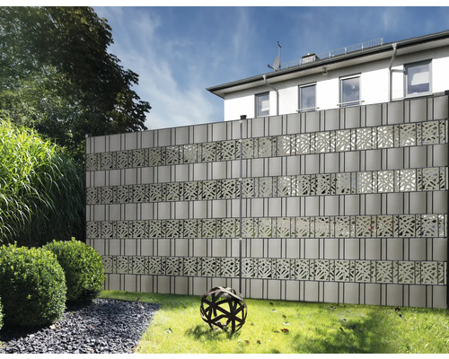 Garten mit Sichtschutzzaun aus Kunststoff mit Muster