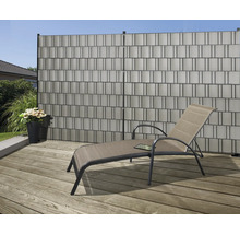 Sichtschutzzaun aus Kunststoff mit Liegestuhl auf einer Terrasse