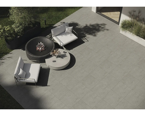 Garten mit Steinfliesen, Feuerstelle, Sesseln und Tisch