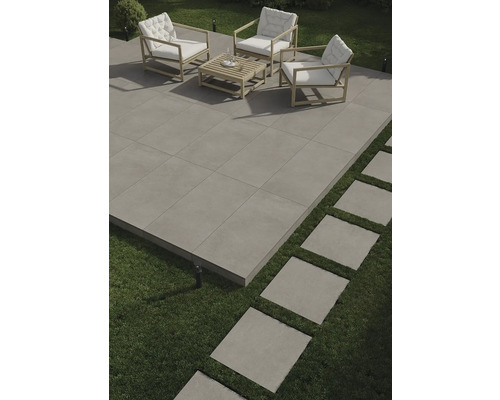 Terrasse mit Betonplatten, Gartenmöbeln und Rasen