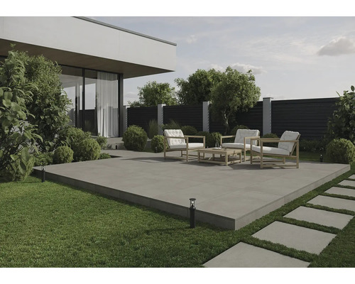 Terrasse mit Gartenmöbeln und Steinplatten