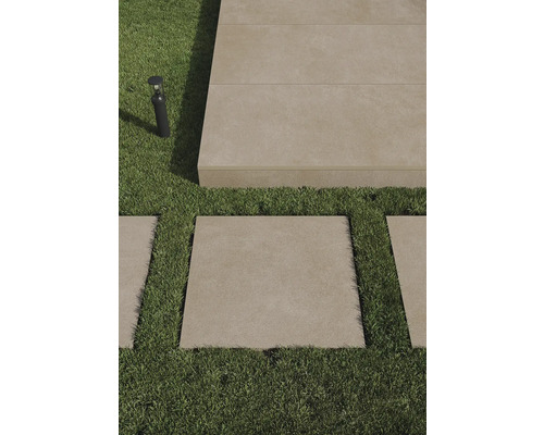 Quadratische Gartenplatten verlegt im Rasen
