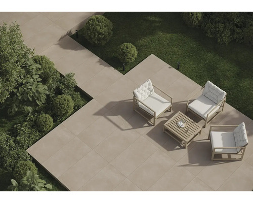 Garten mit Terrassenplatten, Sitzgruppe und Bepflanzung