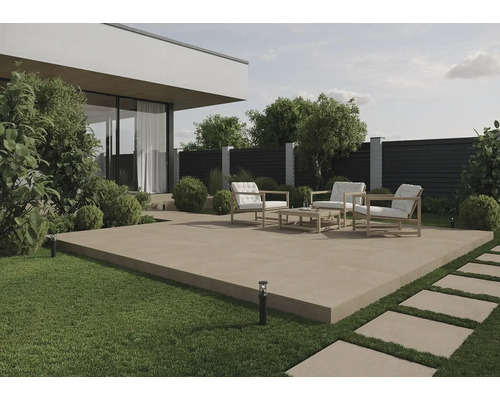 Terrasse mit Gartenmöbeln und modernem Haus im Hintergrund