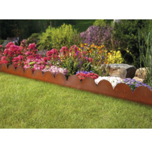 Gartenlandschaft mit Rasen und Blumenbeet, abgegrenzt durch eine Beetumrandung aus Metall mit geschwungenem Rand