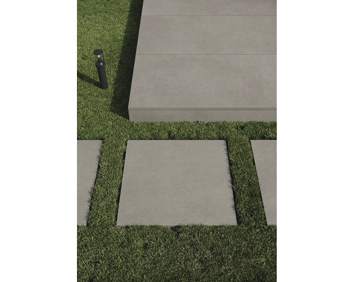 Gartengestaltung mit Rasen, Steinplatten und Außenleuchte