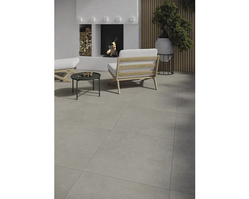 Terrasse mit Fliesenboden, Feuerstelle und Sitzgelegenheiten im Freien