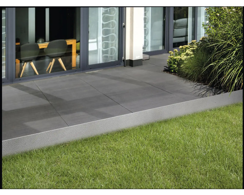 Szene mit Rasenkante, Rasen und Terrassenplatten