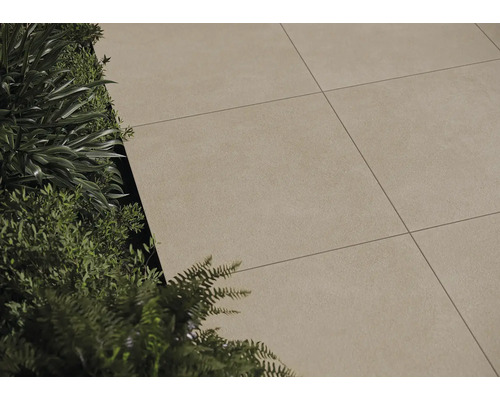 Verlegte Terrassenplatten neben Bepflanzung im Aussenbereich.