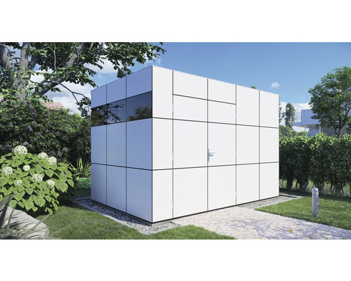 Gartenhaus mit Fenster und Tür im Garten