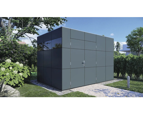 Moderne Gartenbox aus Metall mit Fenster und Tür im Garten