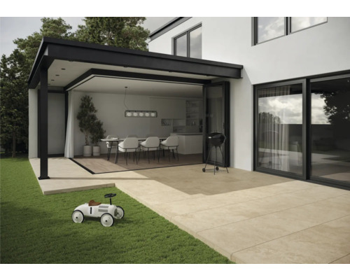 Moderne Terrasse mit Grill, Terrassenplatten und geöffneter Terrassentür zu einem Esszimmer.